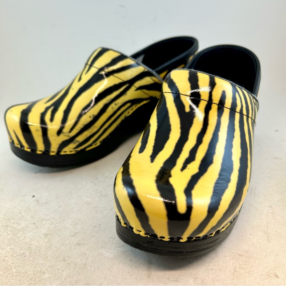 Dansko Yellow Black Zebra Tiger Striped Professional Stapled Clogs 36 5.5 6 FLAW
